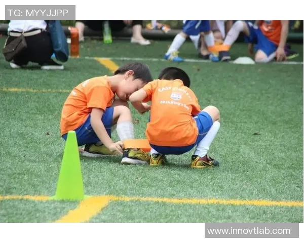 足球明星携子共赴绿茵场展现亲子时光与运动魅力