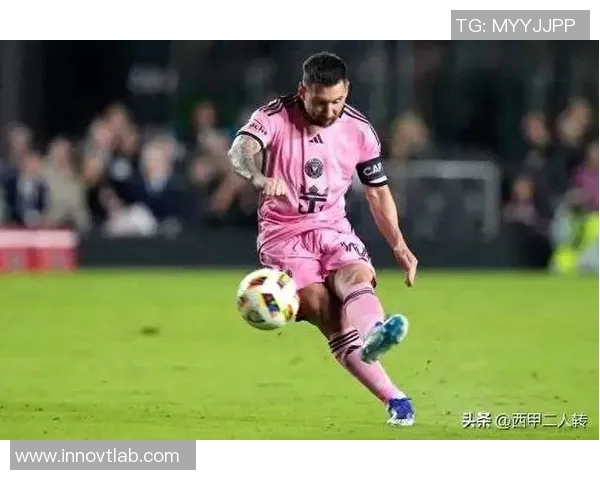 足球明星挑战极限球门精准射门展现超凡技艺与团队默契